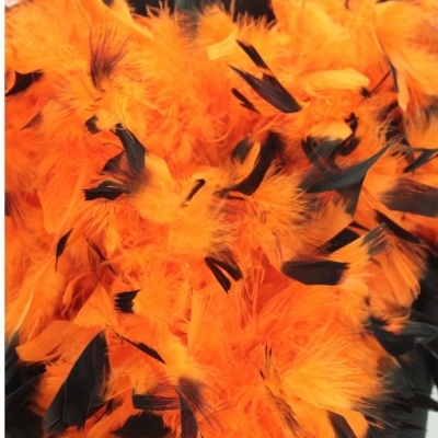 Plumas laranja com pontas pretas, textura suave