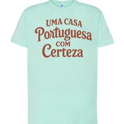 Camiseta verde-água com texto castanho