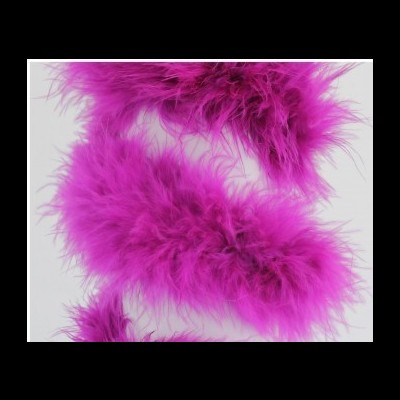 Boa de penas fúcsia vibrante sobre fundo branco