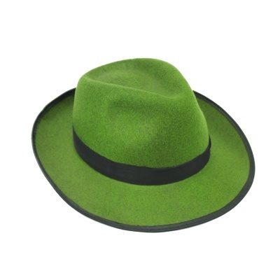 Chapéu verde de feltro com faixa preta e aba larga