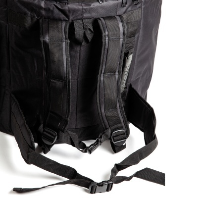 Mochila preta com alças acolchoadas ajustáveis em nylon