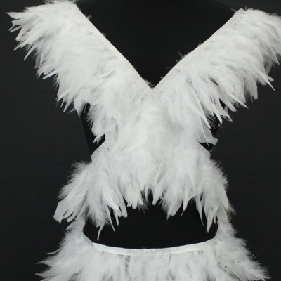 Top e saia com penas brancas em manequim preto