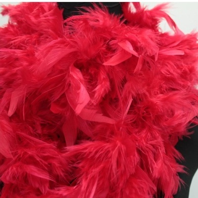 boá vermelho de penas suaves e volumosas