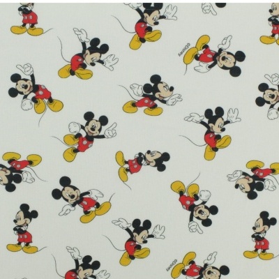 Tecido estampado branco com desenhos do Mickey Mouse em várias poses coloridas