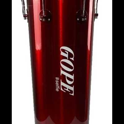 Tambor de percussão vermelho brilhante com texto branco e ferragens metálicas