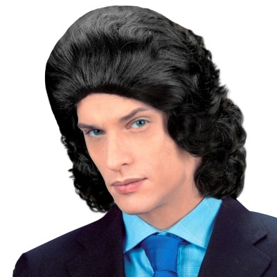 Homem com peruca negra volumosa e ondulada