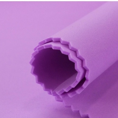 Tapete de yoga lilás enrolado com bordas dentadas