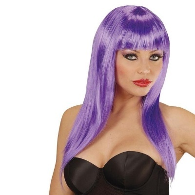 Peruca longa roxa com franja em mulher com fundo branco