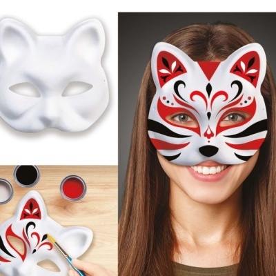 Máscara de raposa branca lisa, máscara pintada e máscara sendo pintada com tinta vermelha, preta e branca.