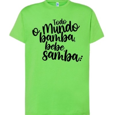 T-shirt verde com texto preto