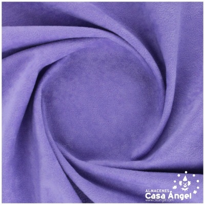 tecido violeta de microfibra dobrado em espiral