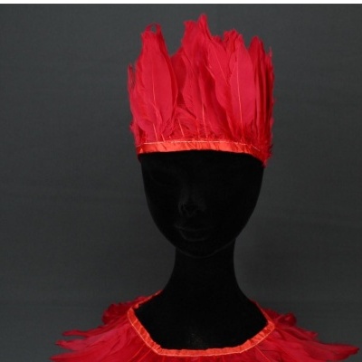 Adereço de cabeça com penas vermelhas em manequim preto