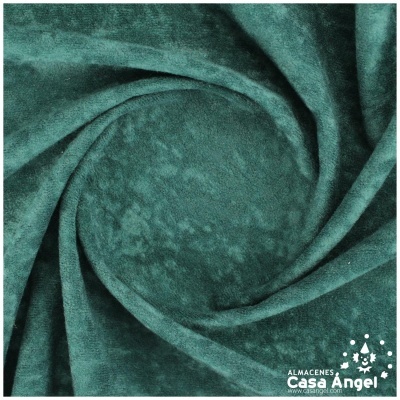 Tecido verde esmeralda de veludo com textura macia enrolado