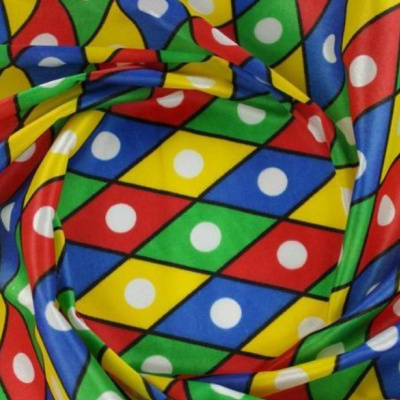 tecido colorido com padrões geométricos e círculos brancos