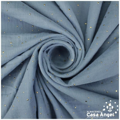 Tecido azul claro com pontos dourados enrolado em espiral