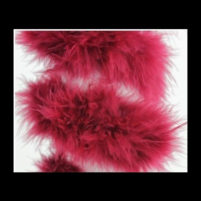 Cordão decorativo de penas vermelhas vibrantes sobre fundo branco