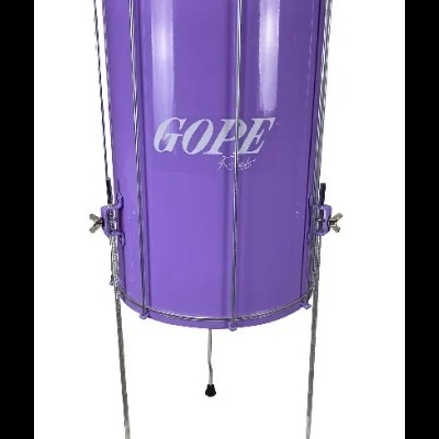 Tambor roxo com armação metálica e suporte