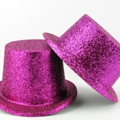 Dois chapéus altos cor de rosa com glitter
