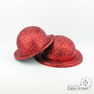 Dois chapéus coco vermelhos com glitter sobre fundo branco