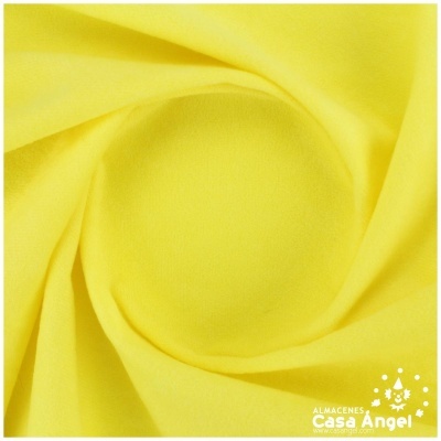 Tecido amarelo liso dobrado em espiral com logótipo ALMACENES Casa Ángel