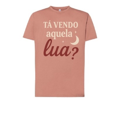 T-shirt rosa com texto e desenho de lua crescente em relevo