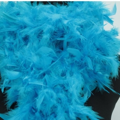 Echarpe de penas azuis sobre fundo preto