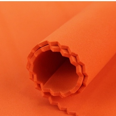 Rolo de espuma laranja ondulada