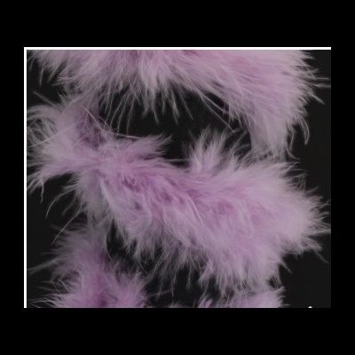 Pena lilás decorativa com textura fofa sobre fundo preto