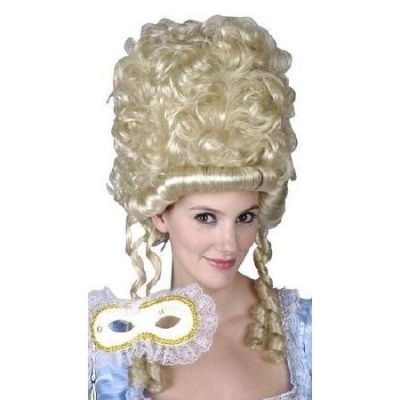 Mulher com peruca loira cacheada e máscara de carnaval branca