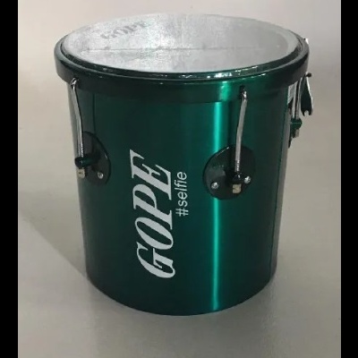 Tambor metálico verde com pele branca e textos GOPE e #selfie