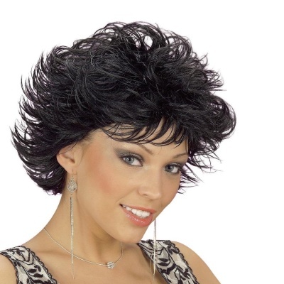 Peruca preta ondulada em modelo com acessórios e vestido estampado