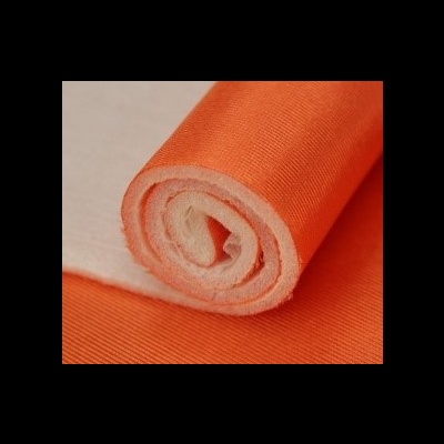 Rolo de tecido laranja com interior creme