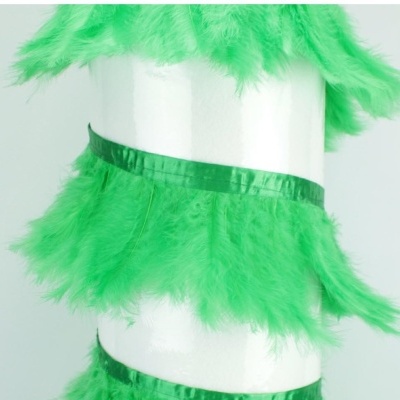 Faixas verdes com penas em manequim branco