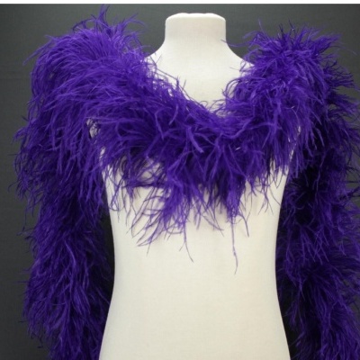 Estola roxa de penas em manequim branco