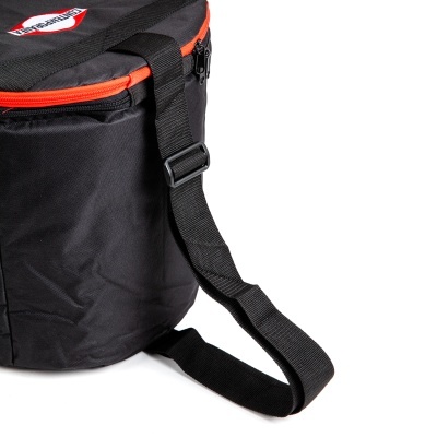 Saco térmico preto com fecho vermelho e alça preta ajustável