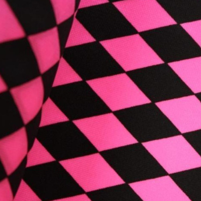 Tecido com padrão geométrico de losangos preto e rosa