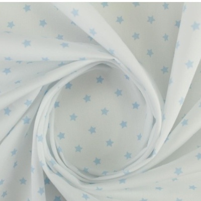 tecido branco com estrelas azuis pequenas em padrão uniforme