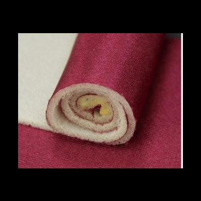 Rolo de tecido vermelho e bege com textura suave