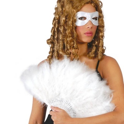Mulher de máscara branca segurando leque branco de penas