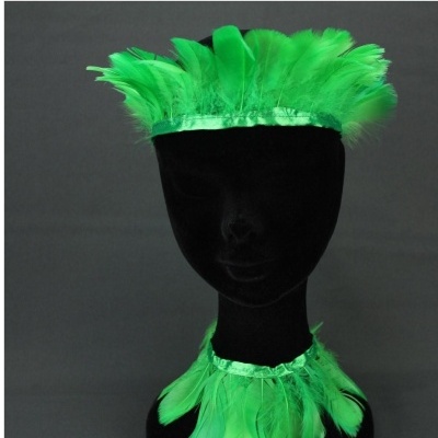 Conjunto de adereços com penas verdes em manequim preto