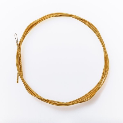 Cordão metálico dourado enrolado em círculo com anilha metálica numa extremidade