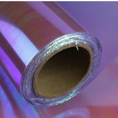 Rolo de película plástica refletora em tons roxo e azul