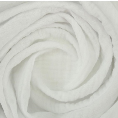 Tecido branco enrolado em espiral com textura suave
