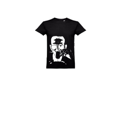 T-shirt preta com estampa de rosto branco segurando um objeto circular