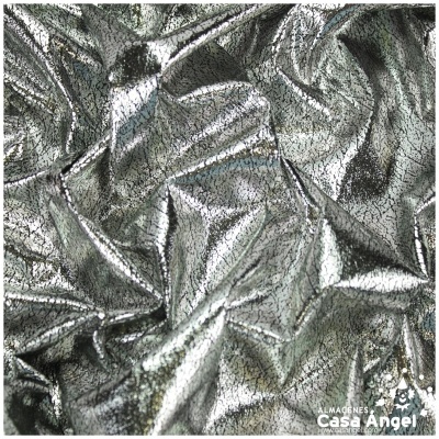 Tecido prateado metálico com textura enrugada e logótipo ALMACENES Casa Angel
