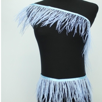 Franjas de penas azul claro com fita azul num manequim preto