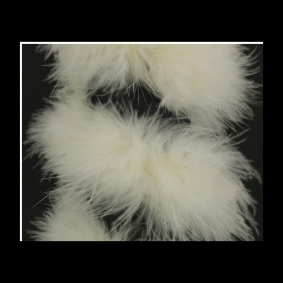 Três plumas brancas felpudas sobre fundo preto