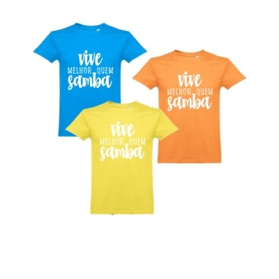Três t-shirts coloridas com texto em branco