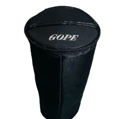 Bolsa preta cilíndrica com texto GOPE na tampa