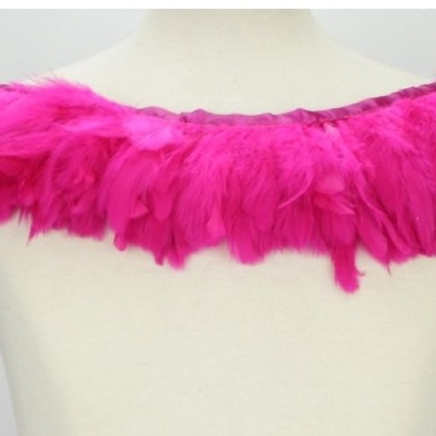 Estola ou gola de penas rosa sobre manequim creme